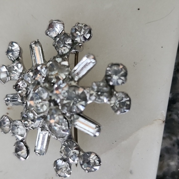 Vintage Elegant Silver Tone Sparkling Crystal Brooch - Picture 3 of 6